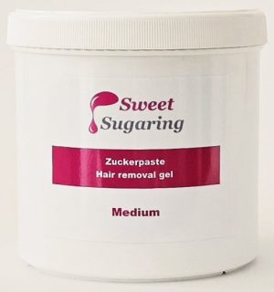 Nahaufnahme einer Dose Sweet Sugaring Medium mit rotemEtikett.